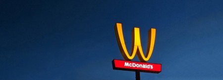 McDonald's перевернул логотип