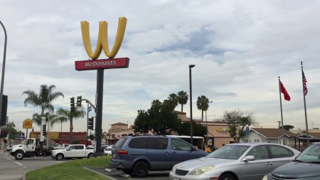 McDonald's перевернул логотип