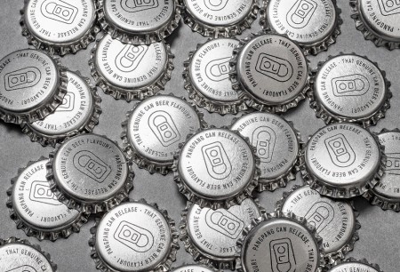 Банка пива PangPang превращается в бутылку