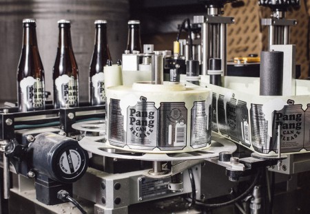 Банка пива PangPang превращается в бутылку