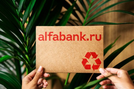 "Альфа-Банк" представил новую экологичную упаковку для доставки карт