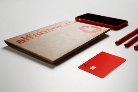 "Альфа-Банк" представил новую экологичную упаковку для доставки карт