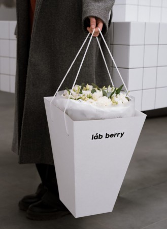 "Томат" разработали новую айдентику цветочных магазинов Labberry