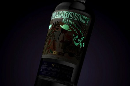 Джин Flamboyant светится в темноте