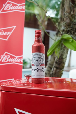 Budweiser выпустил первую упаковку для поколения селфи